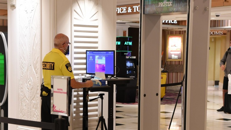 Casinos de Las Vegas refuerzan su seguridad por el aumento de la violencia en la Strip