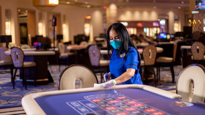 Demandan a casinos en Las Vegas por no proteger a sus empleados del COVID-19