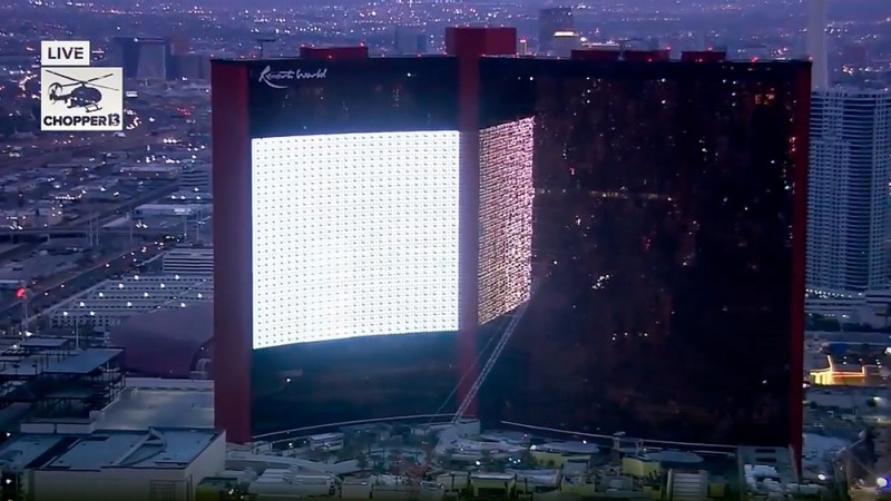 Resorts World Las Vegas enciende totalmente la pantalla LED exterior