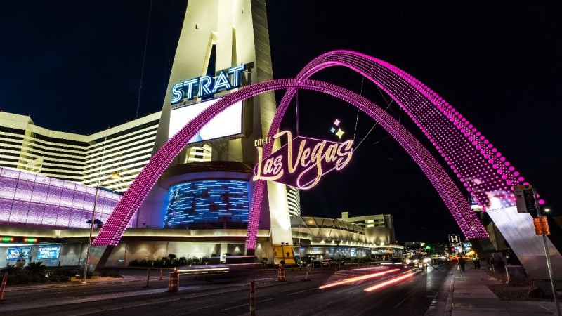 Las Vegas: new "Gateway Arches" light up at the base of the Strat Hotel