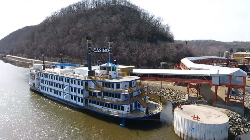 Iowa's regulator approves $46M financing plan to replace Casino Queen's boat